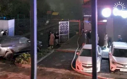 Porsche и BMW сгорели на парковке элитного ЖК в центре Ростова