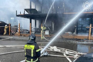 В Минеральных Водах вспыхнула кровля на привокзальной площади аэропорта