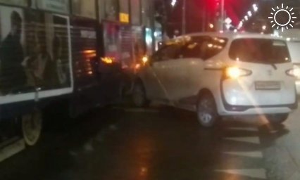Иномарка врезалась в трамвай с пассажирами в центре Краснодара