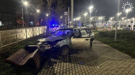 Пьяный водитель снес остановку в Керчи
