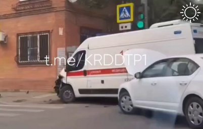 Машина скорой помощи и иномарка столкнулись на перекрестке в Краснодаре