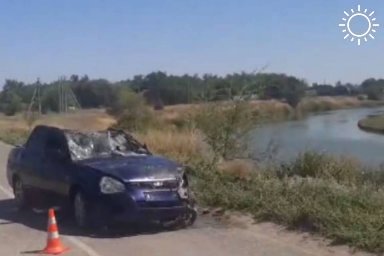 Машину и тело женщины нашли в водоеме после ДТП под Волгоградом