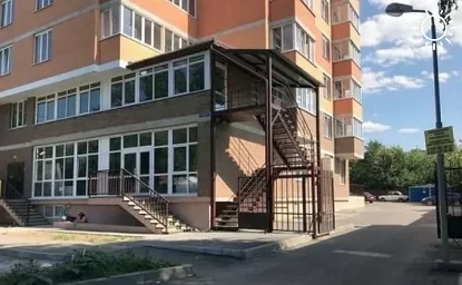 В Ростовской области школьница выжила, выпав из окна пятого этажа