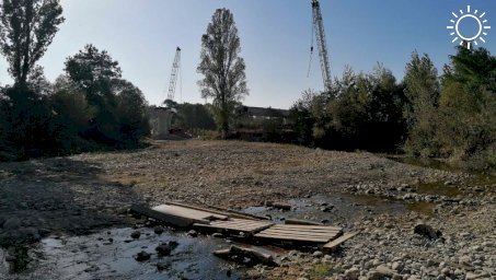 Жители крымского села вынуждены преодолевать вброд самую длинную реку Крыма