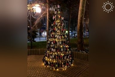 На улицах Новороссийска установили авторские новогодние елки