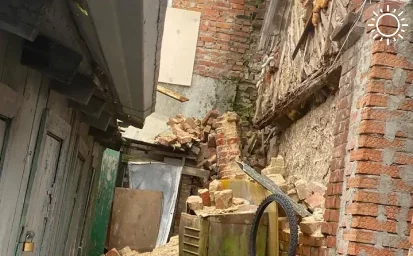 В центре Ростова обрушилась стена жилого аварийного дома