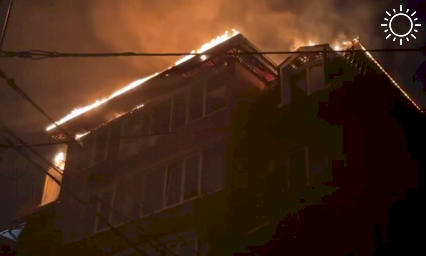 В Музыкальном микрорайоне Краснодара загорелся мансардный этаж жилого дома