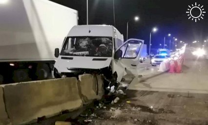 Пассажирский автобус врезался в ограждение на Кубани, пострадали 9 человек