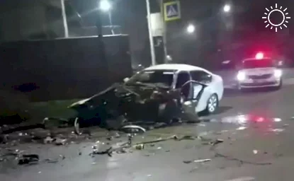 В новогоднюю ночью в Ростове после массового ДТП Skoda Octavia превратилась в груду металла