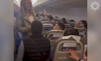 Пассажир авиарейса в Сочи сделал девушке предложение на высоте 10 тыс. метров