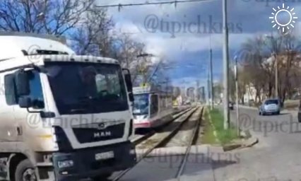 В Краснодаре легковушка въехала под фуру, из-за ДТП встали трамваи на Московской
