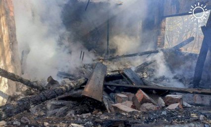 Заброшенный дом сгорел в Кавказском районе