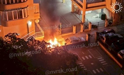 Припаркованная иномарка сгорела ночью в Новороссийске