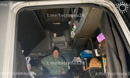 Дальнобойщик с Кубани «застрял» в Крыму с женой и кошкой из-за поломки двигателя