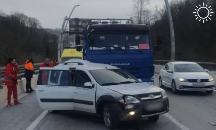 КамАЗ врезался в легковушку на трассе в Сочи, есть погибший
