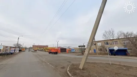 В Астрахани горит торговый павильон со стройматериалами