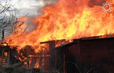 За половину суток на севере и юге Астраханской области сгорели две хозпостройки