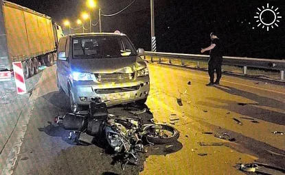 В Ростовской области скончался мотоциклист, который вылетел на встречку и врезался в микроавтобус