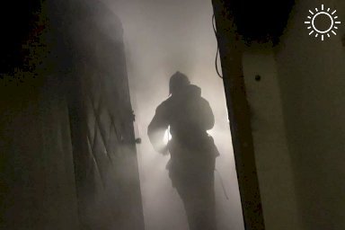 Под Волгоградом во время пожара в пятиэтажке пострадал житель квартиры