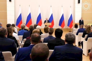 Путин наградил медалями «За храбрость» членов избиркома ДНР