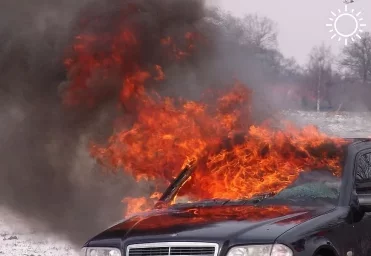Сегодня ночью в Астрахани подожгли автомобиль
