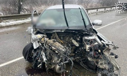 Пожилой водитель иномарки погиб в жестком лобовом ДТП на Кубани