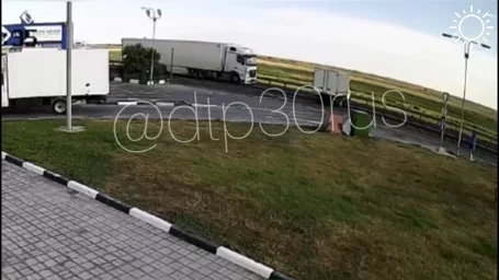 Появилось видео столкновения грузовиков под Астраханью, где погиб водитель