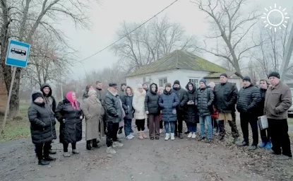 Жители посёлка в Азовском районе пожаловались президенту Путину, что отрезаны от мира без дороги