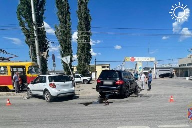 В Волжском пожилая женщина-водитель протаранила "Мерседес"