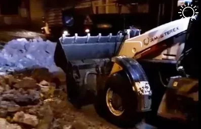 С улиц Астрахани вывезли более 85 тонн льда, который возник из-за аварийных прорывов водопроводных сетей