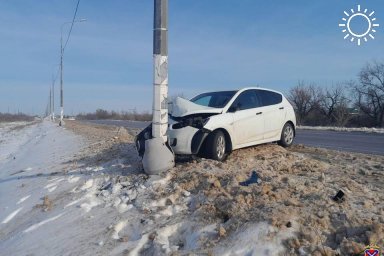 Женщина на иномарке влетела в столб в Волгограде