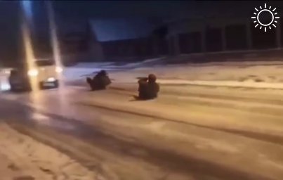 Молодые люди привязали ледянки к машине и катались по трассе в Апшеронске