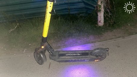 Машина сбила электросамокат с мужчиной и 3-летней девочкой в Краснодаре