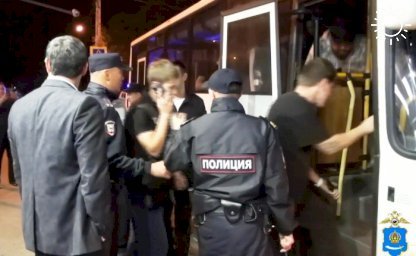 В Астрахани полиция провела рейд на месте резонансного ночного автопати и задержала 110 человек
