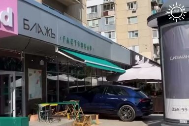 «Соскользнула нога с педали». Женщина на Audi влетела в кафе в центре Краснодара
