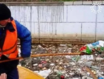 За первые дни нового года в городских каналах Астрахани собрали почти 5 кубометров плавающего мусора