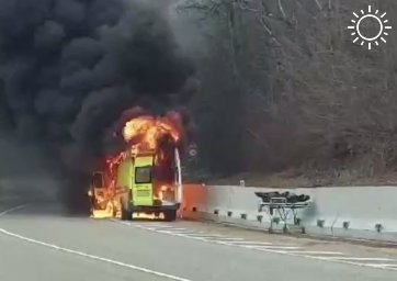 Перевозившая труп машина скорой помощи загорелась на трассе под Геленджиком