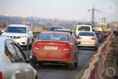 На мосту через Волжскую ГЭС гигантская пробка из-за ДТП