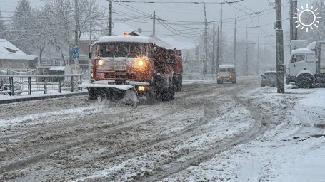 В Майкопе более 25 единиц техники расчищают улицы от снега