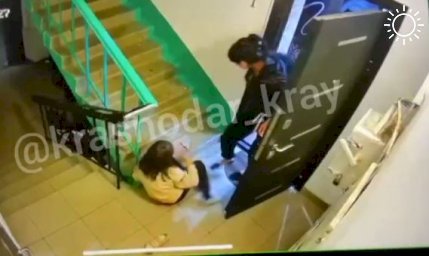 На Кубани завели дело против женщины, выгнавшей дочь из квартиры на лестницу