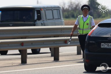 Под Волгоградом водитель врезался в опору ЛЭП и скрылся