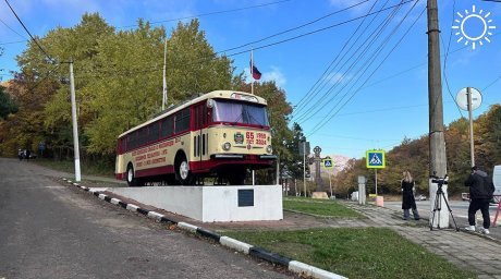 Памятник троллейбусу вернули на Ангарский перевал после реставрации