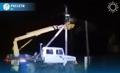Энергетики продолжают восстанавливать электросети в районах Астраханской области, пострадавших от непогоды