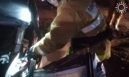 Спасатели вытащили водителя из легковушки после лобового столкновения на Кубани