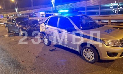 Водитель BMW протаранил патрульный автомобиль ДПС в Сочи