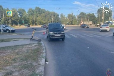 В Волгограде под колеса иномарки попали двое подростков на самокате