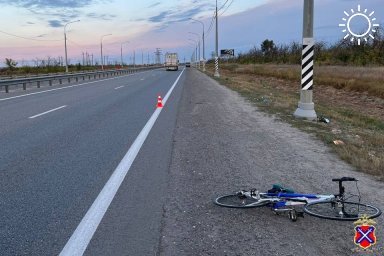 Под Волгоградом на трассе погиб велосипедист