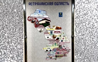 В Доме дружбы презентовали вышитую карту Астраханской области