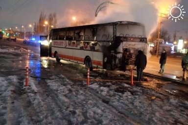 В Волгограде на дороге сгорел двухэтажный автобус