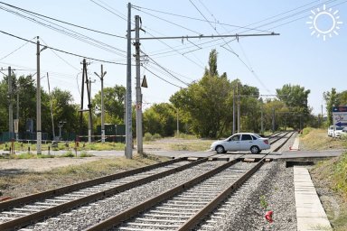 В Волгограде локомотив сбил легковушку на переезде